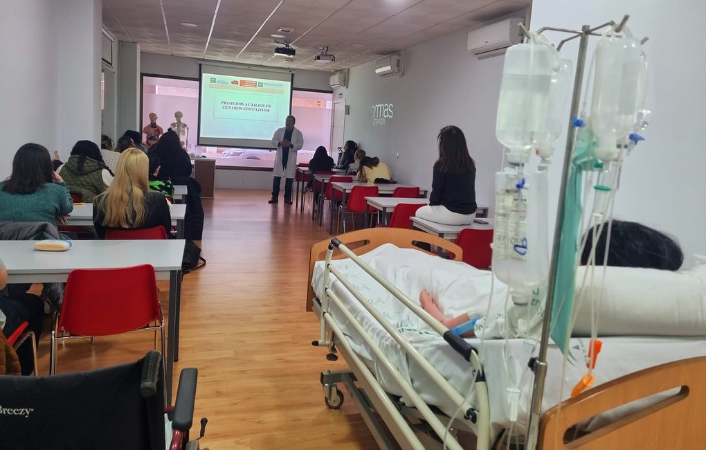 FormacionFormas's tweet photo. Esta mañana hemos disfrutado de un Taller de Primeros Auxilios.
Hemos disfrutado y aprendido muchísimo….. como siempre en las clases de Paco. Gracias por la participación.🩵
Seguimos aprendiendo!!! #enormesnuestrosalumnos #soyestudianteformas #fpalmeria https://t.co/thJgjwrt1O