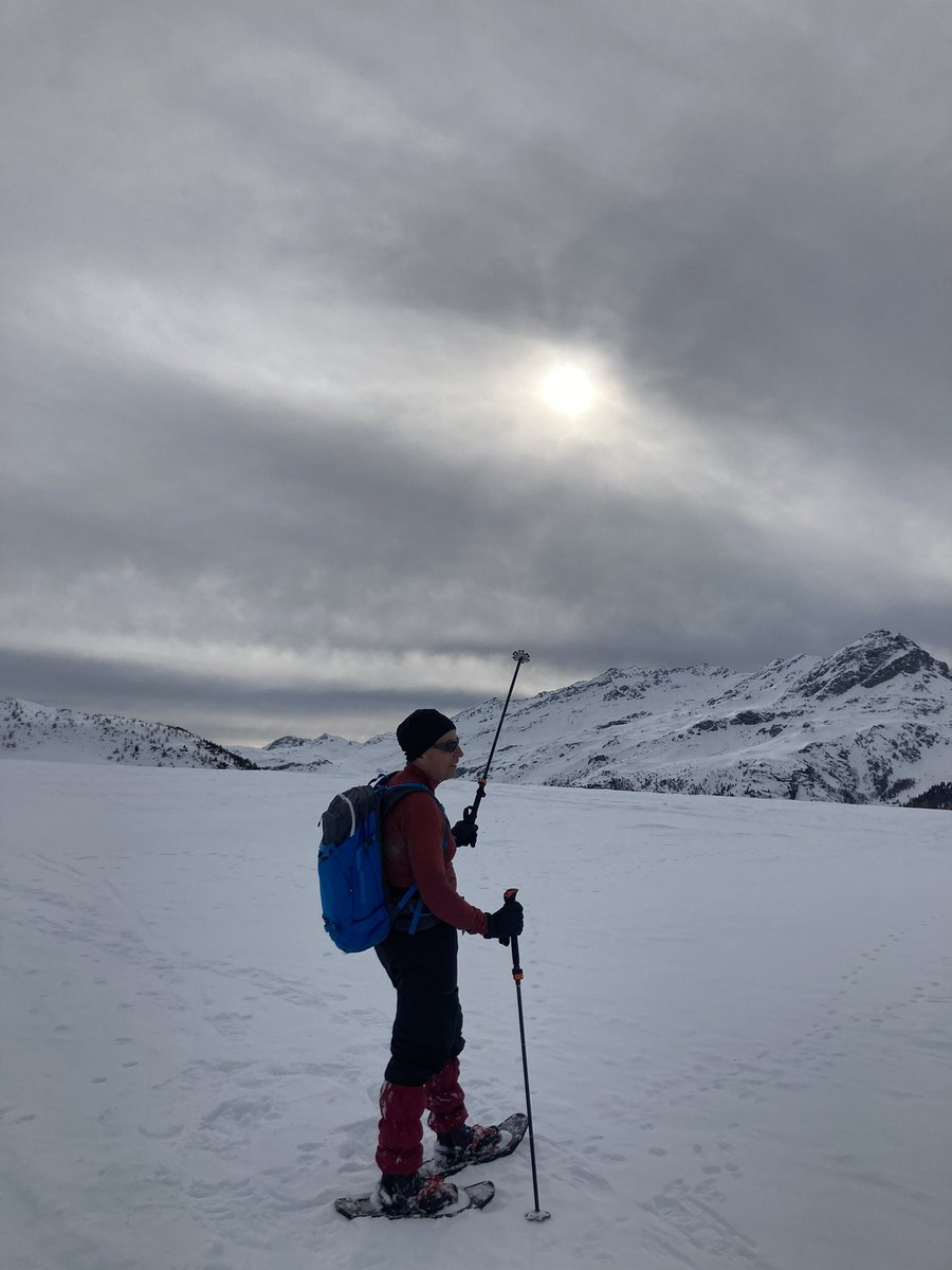 wintimet's tweet photo. Schneeschuhtour auf die einsame Alp Flix (2004 m) Naturpark Ela #ValSurses | Erneut schöne Wellenbewölkung am Abend über #Parsonz - kurz vor 📷 wunderschön irisierend. https://t.co/WPxsd22Ybo