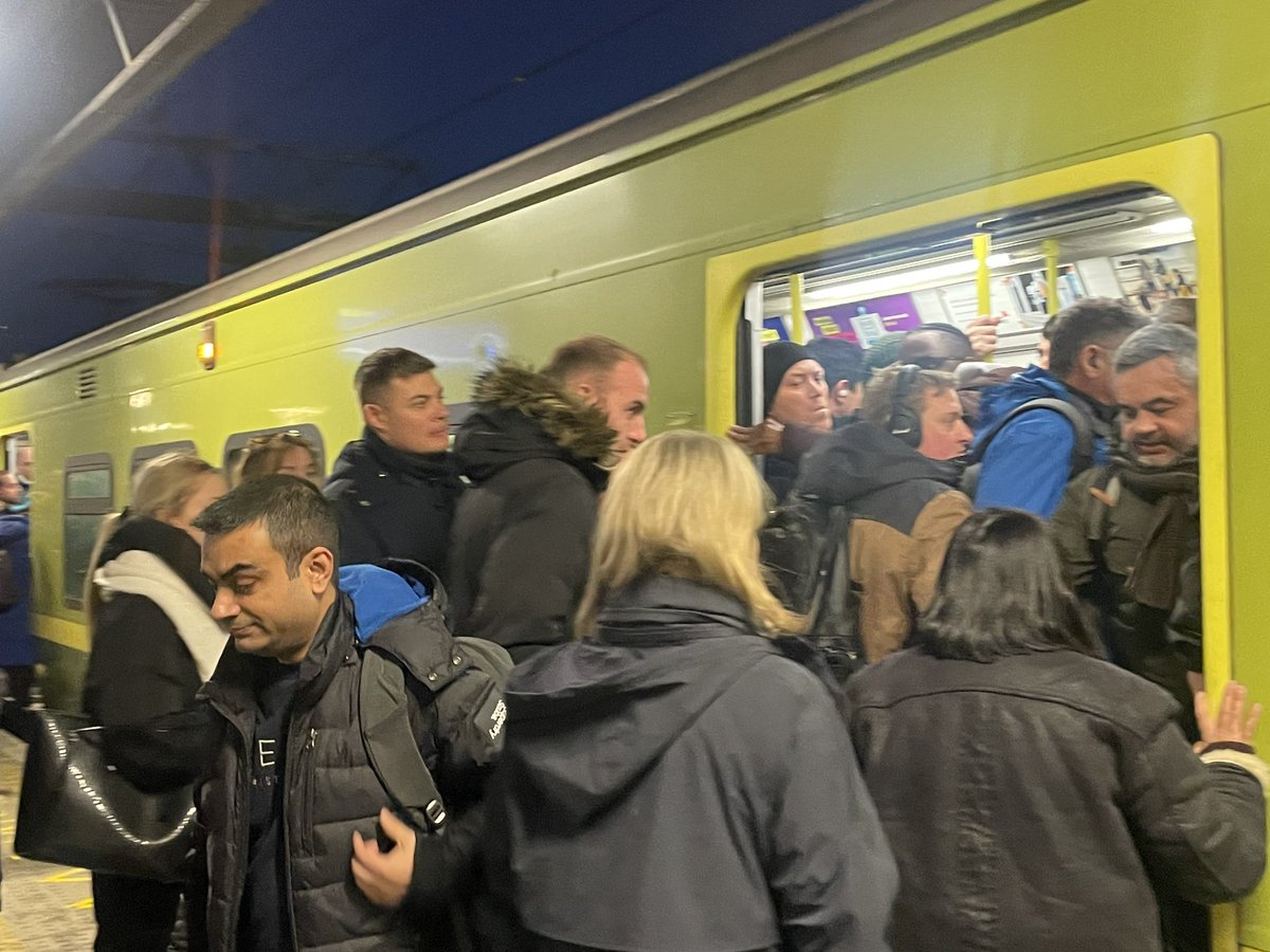 ciarab2711's tweet photo. @IrishRail @EamonRyan after a 15 minute gap in trains going north bound this is what arrives in Connolly station at 6pm - how are people supposed to stop driving - this is a daily occurrence https://t.co/2ZFSX1nGmh