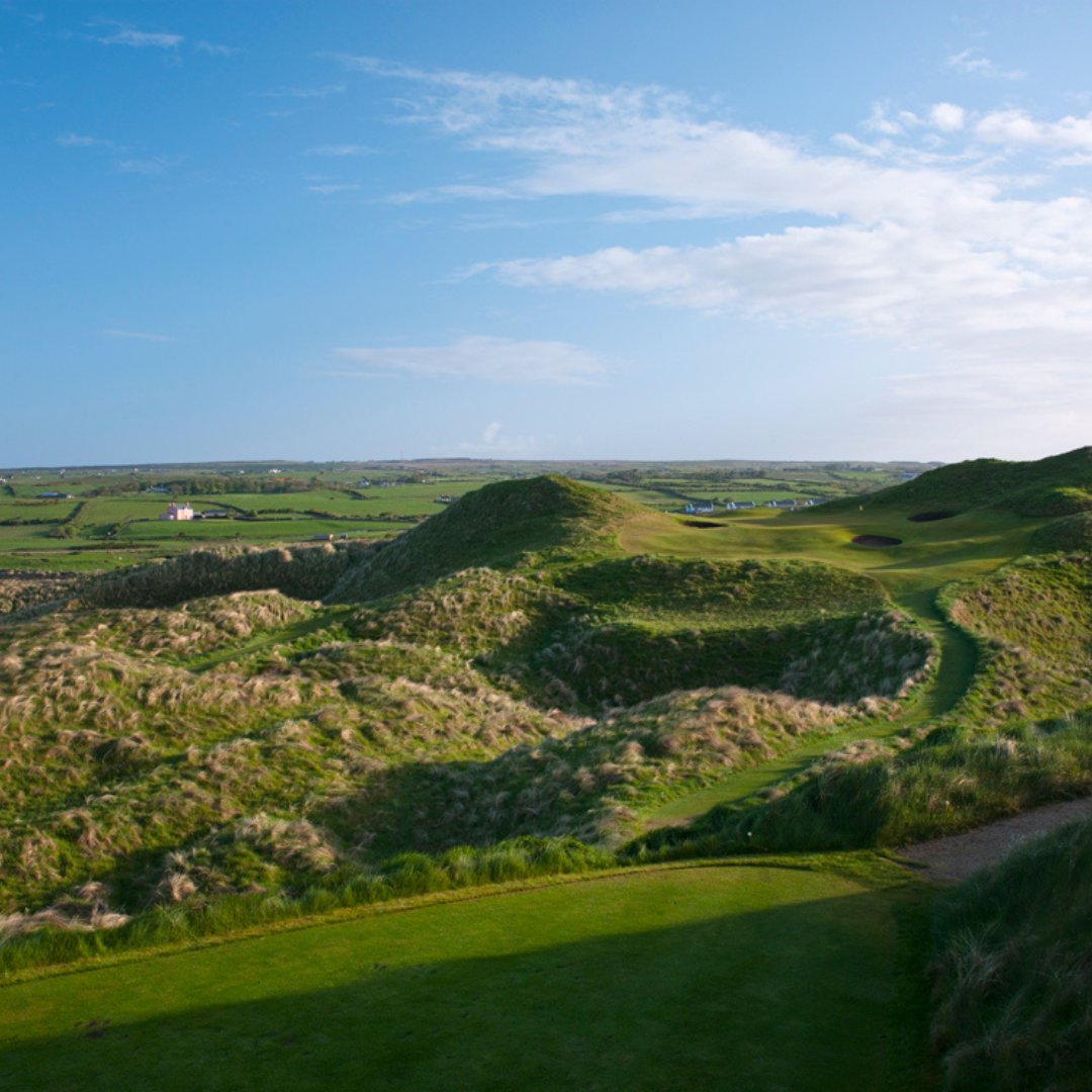 - TOP 100 LINKS - 10th - Lahinch (Old) - Co. Clare - Ireland Read more on top100golfcourses.com 📷 @lclambrecht #linksgolf #Lahinch #Ireland #golftravel #beautifulgolfcourses #golf #top100golftravel #golfplanning #golftrips #golfgin #edenmillstandrews #golftravel