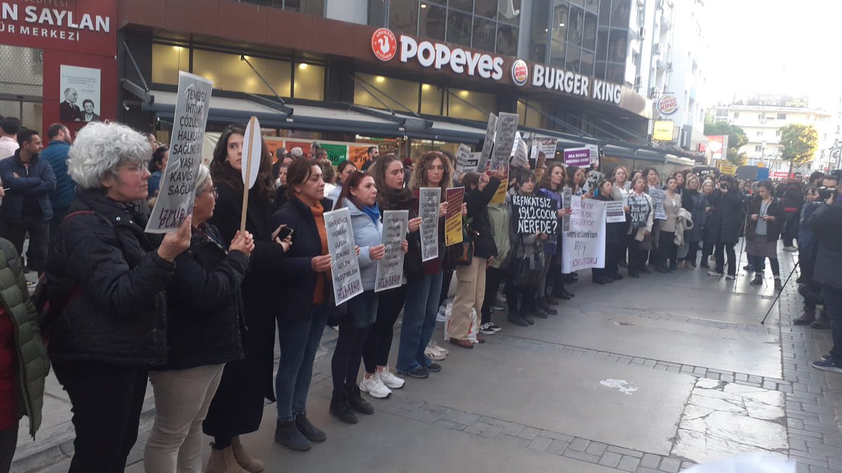 6 Şubat'ta yitirdiklerimizin hesabını sormak için yürüdük. Başta kadın ve çocuklar olmak üzere deprem bölgesindekilerin hala çözülmeyen sorunlarına ses olmak için yürüdük. Unutmadık, affetmedik hesap soracağız. İzmir Kadın Platformu #6Şubat