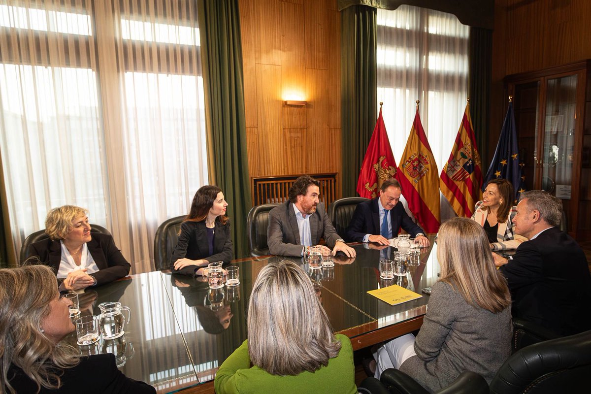 Recepción en el Ayuntamiento @zaragoza_es de nuestra Junta de Gobierno para  presentar el #625ReICAZ , nos han acompañado con la Alcaldesa nuestros  compañeros Victor Serrano y Blanca Solans