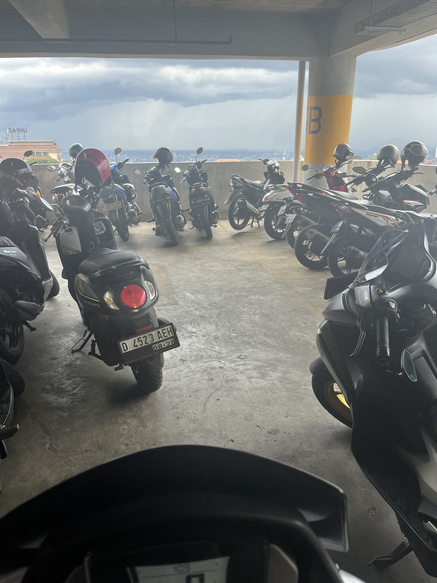 Lenako_iz's tweet photo. @UPIfess Ni juga barusan gw nemu… solusinya apa? Ya gw tabrak lah anjeng. pernah ada yg marah di upifess jg krn motornya rusak, YA BODO AMAT. LU PARKIR DIJALAN ARTINYA SIAP DITABRAK YA ANJENG. motor gw penuh lecet tapi gw bangga krn emosi gw bisa tersalurkan https://t.co/rz8D3x5XiP