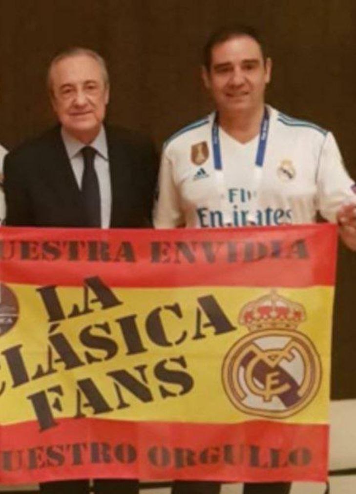Nobiscumdeus_'s tweet photo. Florentino presidente del @realmadrid, que presume de la no violencia en su estadio, posando con el violento que fue denunciado y desalojado del Bernabéu por la policía por agredir a socios madridistas, y que tiene otras causas pendientes con la justicia por el mismo motivo. https://t.co/GOEM2gVMrU