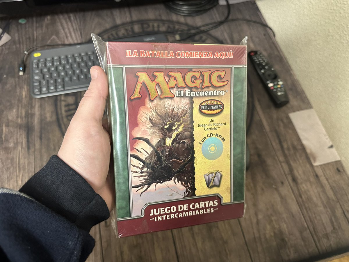 CHaPuZaS's tweet photo. Aquí lo tenemos. Llevo buscando más de una década un sobre que tenía. Sin saberlo. Está ahí dentro. De momento lo dejo cerrado, pero está ahí dentro. Si encuentro otra copia de la caja o quiero exponerlo lo abriré, pero por ahora #KeepItSealed.

Soy un puto deficiente… https://t.co/LY3ci6VIKL
