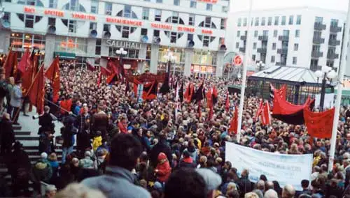 outsidersesp's tweet photo. El 12 de octubre de 1999 el activista antifascista y militante anarcosindicalista sueco Björn Söderberg, de 41 años, era asesinado por dos neonazis en el barrio Sätra de Estocolmo.

Los asesinos, Hampus Hellekant y Björn Lindberg-Hernlund, se presentaron en casa de Björn y lo cosieron a tiros. Los dos neonazis eran militantes de la organización Nationell Ungdom, a quien la víctima había señalado en un artículo publicado semanas antes en el periódico Arbetaren.

El día 23 de octubre más de 20.000 personas se concentraron en la Medborgarplatsen de Estocolmo en rechazo al asesinato y pidiendo justicia. Los asesinos y otros miembros de la organización neonazi fueron condenados por asesinato, tenencia de armas y encubrimiento y el día 12 de octubre fue declarado en Suecia como Dia del Coraje, en honor a la valentía que tuvo Söderberg para señalar a los neonazis y que le había costado la vida.