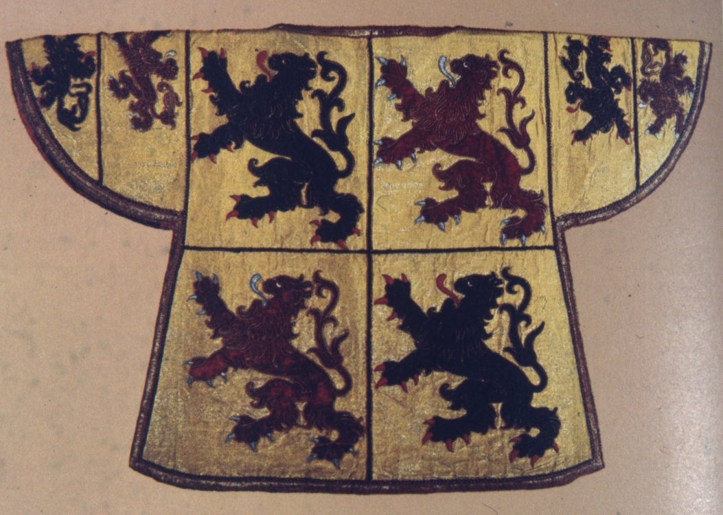 TheHeraldrySoc's tweet photo. Tabard of Burgundy Herald to the Duchy of Burgundy 

#heraldry #coatofarms #heralds #tabard #burgundy #windsor #france #francais #england #history #britishhistory https://t.co/k4eITmek8q