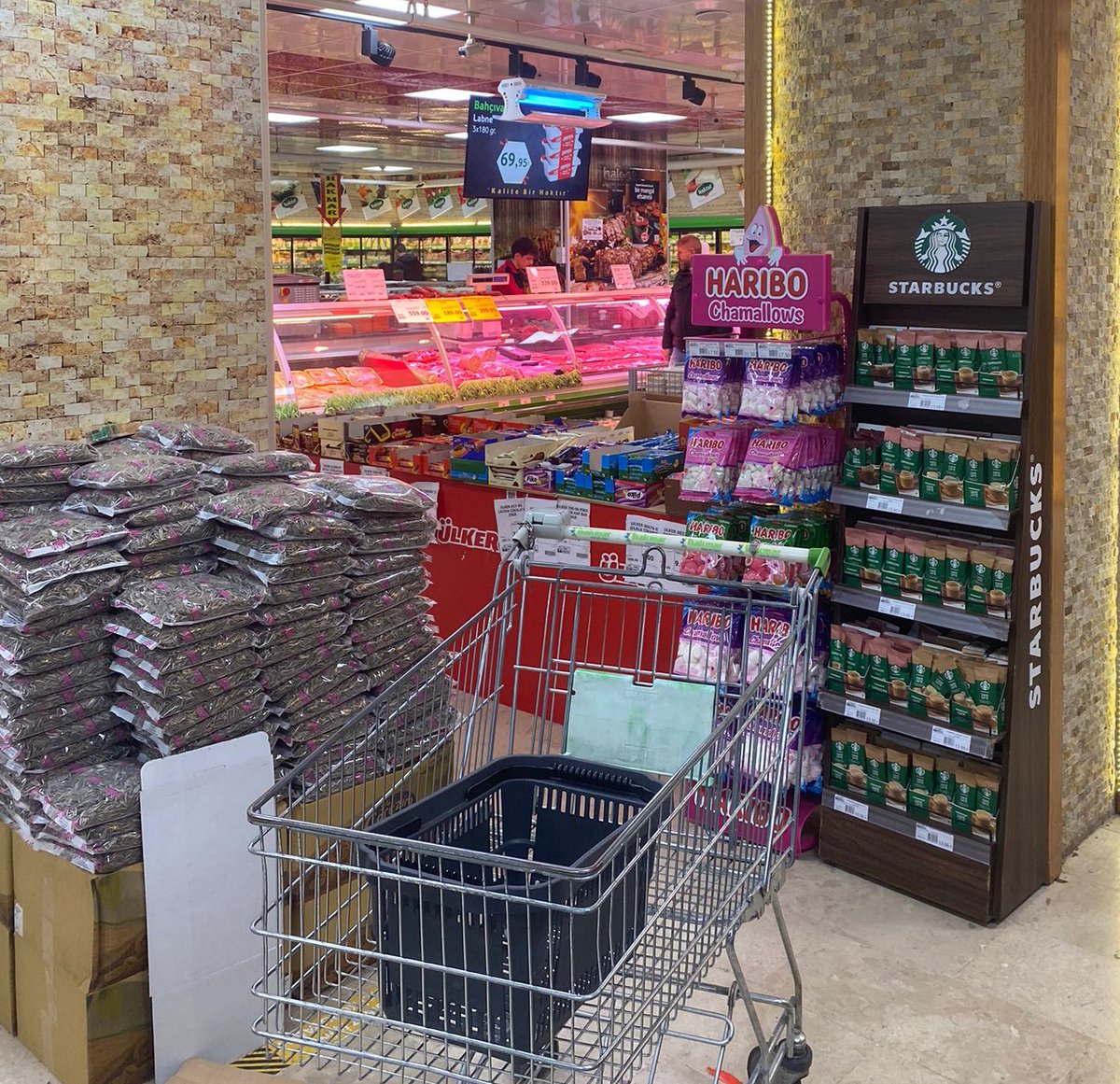 💢 İsrail'e Açıktan Destek Verdiği için Dünya'da Şuan En Çok Boykot Edilen
Marka Olan Starbucks 'ın Yardımına
733 Şubesi Bulunan İstanbul Merkezli
HAKMAR Marketler Zinciri Yetişti.

Hakmar Starbuck ürünleri için Şubelerine Stand Kurdu.

Bu ürünü Çıkarana Kadar
#HAKMARBOYKOT ⚠️