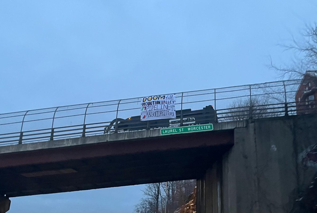 stopthemvp's tweet image. We counted nearly 20  #StopMVP #BlockEveryPath actions from all over! There were rallies  against Wells Fargo, Bank of America, PNC Bank, actions against EQT,  ConEd, and so many more. Banner drops called for "NO PIPELINE ON THE  AT," "STOP THE MOUNTAIN VALLEY PIPELINE,"
