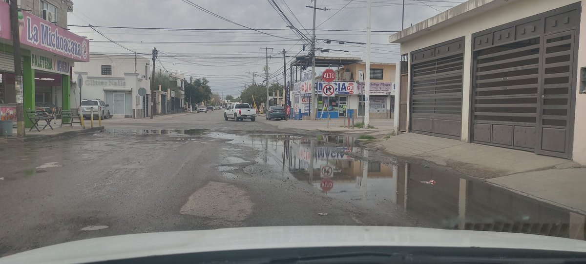 Atención @aguahermosillo @tonoastiazaran @HermosilloGob tremenda fuga de aguas negras, drenaje colapsado en José María Mendoza #1747 % Vicente Mora y Ángel Arreola, col Sahuaro. Los vecinos claman ayuda.