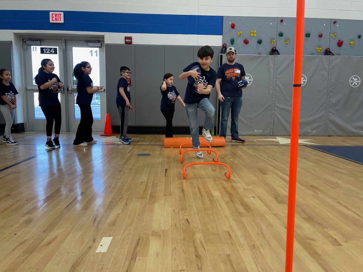 BearsOutreach's tweet photo. #DaBears punter @gill_trenton &amp; former offensive lineman @BigSteve79 helped keep the students at Stony Creek Elementary School active yesterday by running them through our Mini Monsters clinic. https://t.co/cZ0qohhhLB