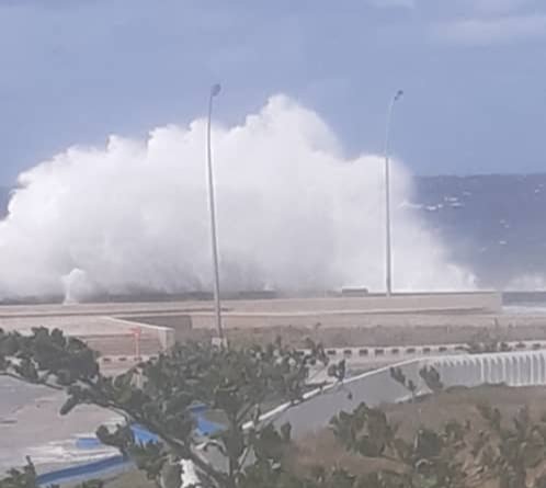Las olas rompiendo en el malecón de La Habana, ahora mismo. #Cuba #CDRCuba #SomosDelBarrio
