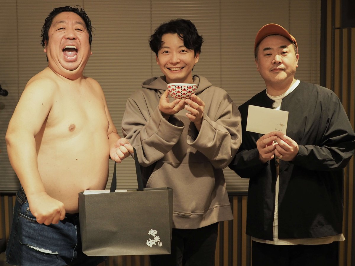 gen_senden's tweet photo. 今夜の #星野源ANN は、バナナマン日村さんとオークラさんが誕生日のお祝いに駆けつけてくださいました！

そして、初の武道館公演を控える日村さんから、星野さんへ質問タイムも！ライブ前の心得など沢山お話ししました。

日村さん、オークラさんありがとうございました！
https://t.co/poNY42z0rv https://t.co/gYMMMW2Drc