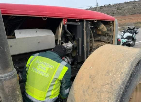 #MuyGrande 👏

En el día de hoy Rafa ha auxiliado al conductor de un tractor que ha sufrido una avería, y ha podido continuar la #marcha en la #tractorada 🇪🇸🚜💚

#MolinadeAragon #AlcoleadelPinar
#GuardiaCivilDeTráfico
#PersonasBajoUnUniforme
#GuardiaCivil #agricultura #ganaderia