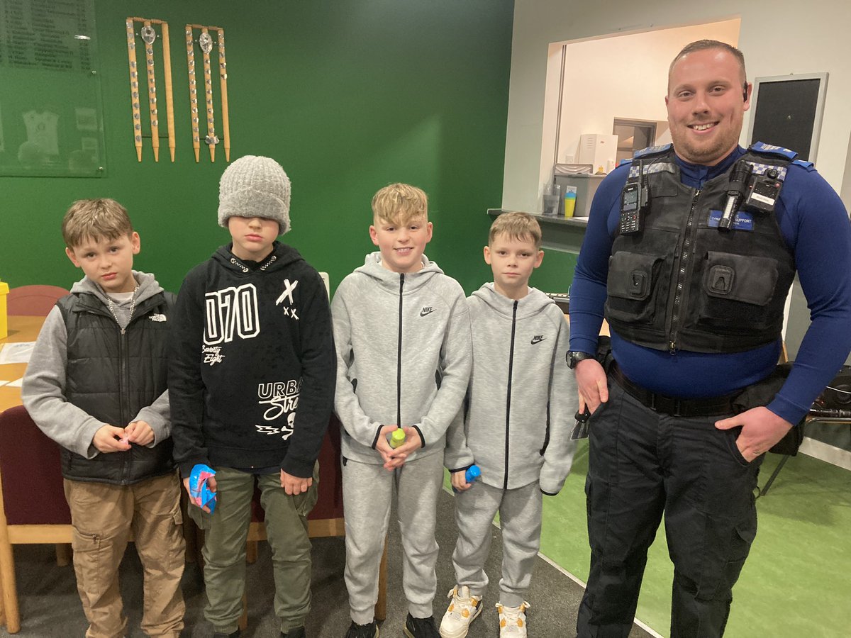 Great to welcome James, the local PCSO to our Faringdon Junior Yourh Club tonight 👍 @tvpsouthandvale