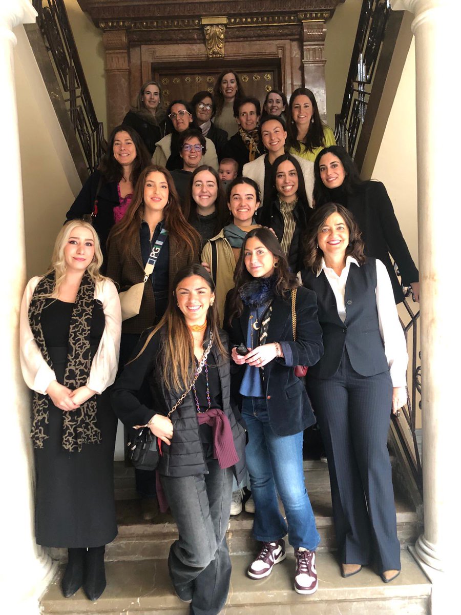 CMAlsajara's tweet photo. El pasado sábado fue el reencuentro de las antiguas residentes del colegio mayor. Tuvimos la gran suerte de contar con Nacho Morón, Decano de la facultad de psicología, quien nos impartió una conferencia. Ha sido un placer para todas nosotras!!😊😊 https://t.co/tTBDyoQts7