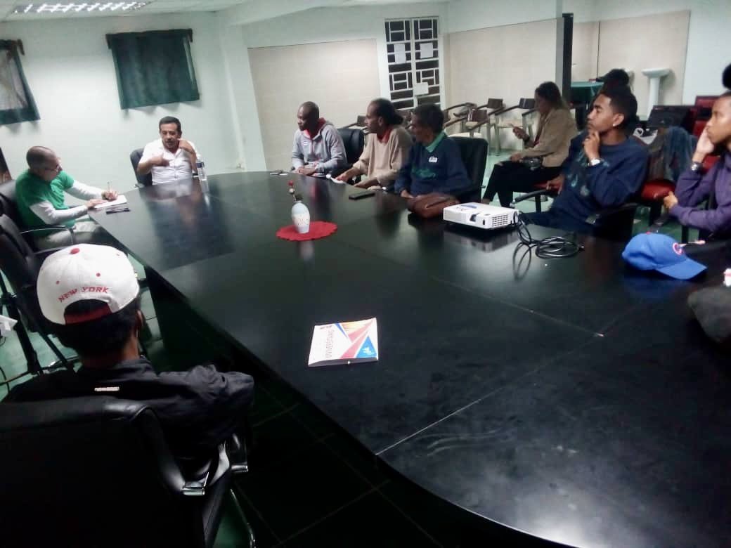 👨🏻‍🏫🦾Se realiza entre ayer y hoy una capacitación en biomecánica, de la mano del Dr.C Raul Landeo, graduado con honores de la Universidad de Nueva Galés del Sur, especializado en #Biomecánica.
.
.
.
#CienciaCubana #DeporteCubano