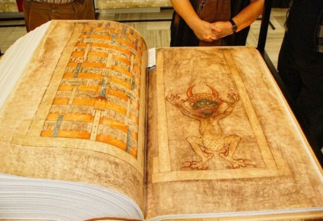 diggalvwastaken's tweet image. ✅️LA BIBLIA DEL DIABLO , EL CODEX GIGAS: EL EXTRAÑO MANUSCRITO MEDIEVAL✅️

#AbroHilo🧵