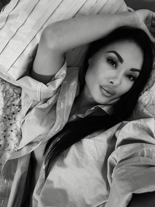 What I post on IG vs X 😆 And then there are pics I post on   https://t.co/kMIFYC7mmg Come say hi 😈 https://t