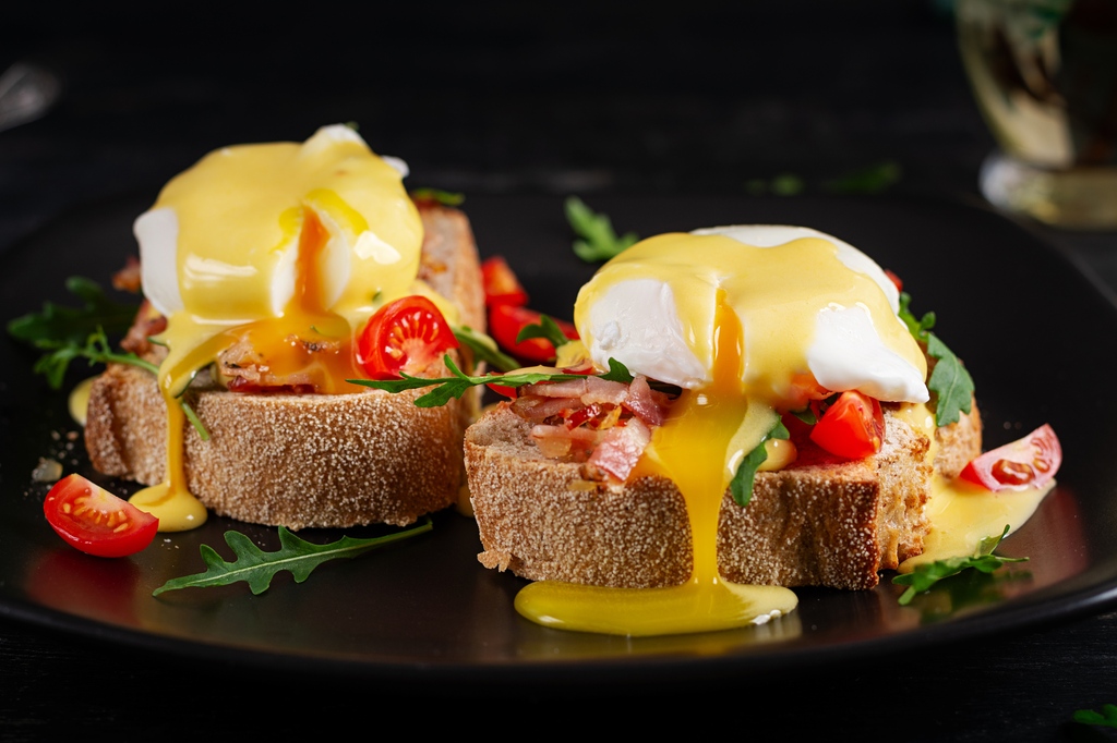 AussomAussie's tweet image. Brunch goals! Our version of eggs benedict... with our White Gold Garlic Butter Rub hollandaise sauce, apple wood smoked bacon and poached eggs. Yum! It&apos;s the perfect way to start the day! Cheers Mate! #brunch #TrueBlue #SpiceRub #BBQRecipes #BBQLife #spicesquad #seasoninglove