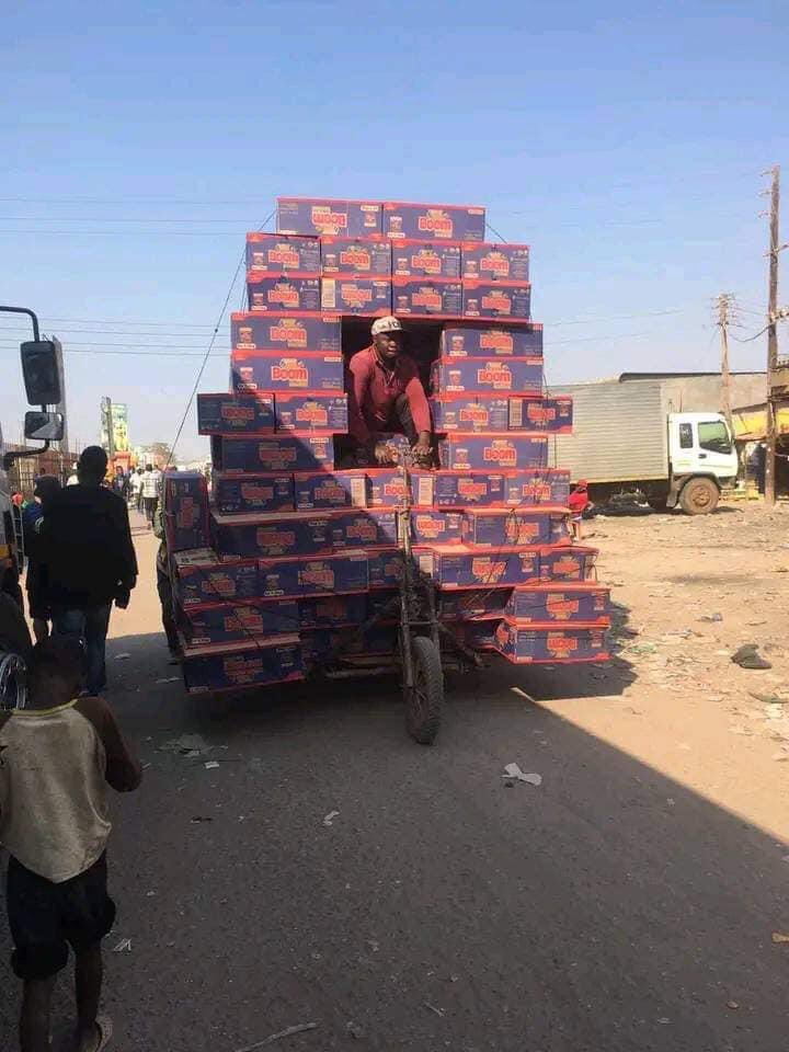 CedTshel's tweet photo. Kasumbalesa frontière Zambie 🇿🇲 Congo 🇨🇩
L'une des frontières occupées en Afrique 🥰. L' unique endroit où un vélo🚲 peut prendre la charge d'un camion 🚛😂 quitter la Zambie et arrivé en RDC sans problème.🙌

*Une ville de bosseurs !* https://t.co/Id0gYYMzm7