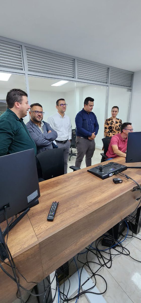 asointermedias's tweet photo. Hoy nuestro director @OspinaSanti y el alcalde @maogrisalesg visitaron el Centro de Monitoreo y Seguridad de @AlcaldiaGuarne en compañía de  la empresa aliada @hikvision_Col para articular un ejercicio de fortalecimiento de la seguridad. Seguimos caminando hacia el desarrollo de nuestras #CiudadesIntermedias.