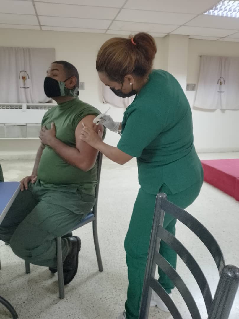 hosmilmarfv's tweet photo. Comprometidos con nuestra salud. Se efectúa jornada de vacunación contra el covid-19 para el personal profesional de nuestro Nosocomio https://t.co/5psYSGv26W