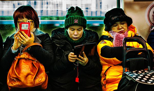 jan_mazi's tweet photo. Jak Korea Południowa stała się technologiczną dystopią 🇰🇷 

50% młodzieży w wieku 10-19 uzależniło się od telefonów. 
Około 338 tys. osób w wieku 19-39 lat izoluje się od społeczeństwa.
81,5% ludzi w wieku 19-39 pozostaje niezamężnych. 65% negatywnie ocenia instytucję małżeństwa. 
U ponad 1/4 ludzi w wieku 19-39 lat zdiagnozowano depresję.  

Rząd Korei Południowej wydał 200 miliardów dolarów w kilkanaście lat, żeby zachęcić ludzi do zakładania wielodzietnych rodzin i przeciwdziałać demograficznemu załamaniu. Nie wyszło. W kraju rozpętała się za to wojna płci - faceci nienawidzą kobiet.  

Teraz ministerstwo rodziny Korei Południowej ma płacić młodym ludziom 500 dolarów miesięcznie, żeby zachęcić ich do... wychodzenia z domu. W tej chwili młodzi głównie śpią, scrollują media społecznościowe i unikają kontaktów ze światem zewnętrznym.  Korea Południowa stała się dystopią.

 Inną niż ta z Korei Północnej, bo technologiczną, ale wciąż... dystopią.  

***  

Reprezentacja Korei Południowej jest jednym z symboli tej apatii. Na Pucharze Azji grała słabiutko. Na ławce trenerskiej Jurgen Klinsmann (to żaden trener, szanujmy się), w składzie Min-jae Kim z Bayernu, Kang-in Lee z PSG, Hee-chan Hwang z Wolves i Son z Tottenhamu, a ledwo w Katarze doczołgali się do półfinału, gdzie przerżnęli z - na papierze - dużo słabszą Jordanią.   

Po drodze styl ich gry skwitowany został ksywką - Zombie Football.  Długo był to gorzki komplement, a w sumie cała Korea Południowa przeobraziła się w kraj Zombie.