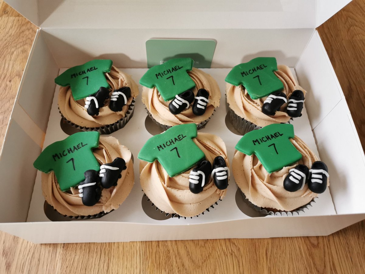 Gem_Bakes's tweet photo. A box of cupcakes for a special little footy-mad boy's birthday tea party. Plus some pretty florals for the mums 💐
🍫 Filled caramel sponge & Kinder buttercream
🍋 Lemon drizzle sponge & lemon buttercream
#cupcakes #floralcupcakes #fondanttoppers #football #footballcake https://t.co/nvgHDu7HTQ