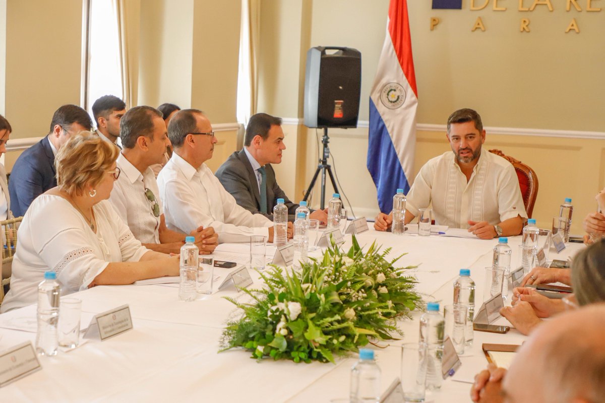 MDSParaguay's tweet photo. Autoridades ejecutivas de la Comisión Interinstitucional para el Cumplimiento de las Sentencias Internacionales (CICSI), revisaron el cumplimiento de compromisos internacionales del Paraguay en materia de DD.HH. en una reunión convocada por el vicepresidente @AllianaPedro. https://t.co/sCQNmPWiLy