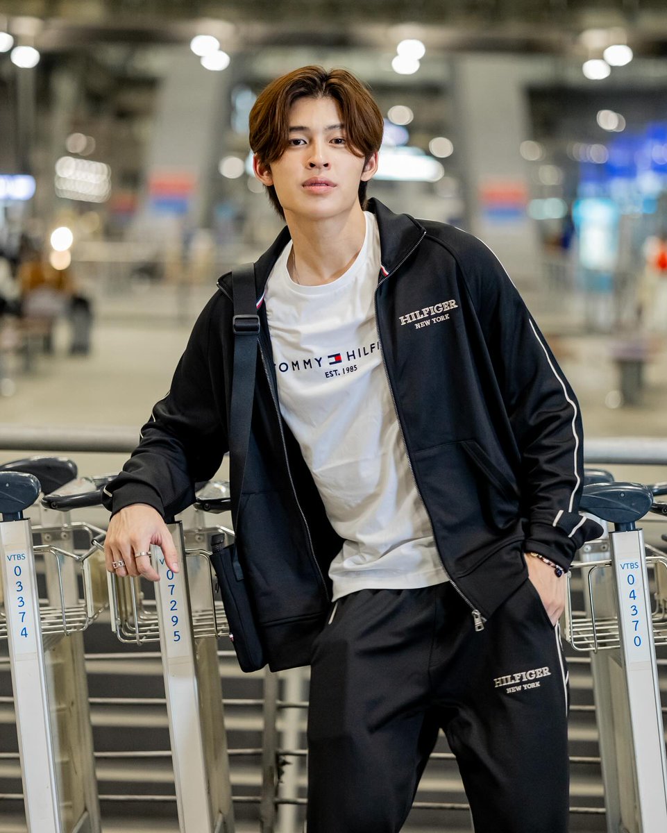 ppnaravit_home's tweet image. IG : lipsmagazine 

 FASHION สองหนุ่ม #ปอนด ออกเดินทางสู่มหานครนิวยอร์กเพื่อร่วมชมเเฟชั่นโชว์ Tommy Hilfiger ในคอลเลคชั่นฤดูหนาว 2024 ที่จะจัดขึ้นในวันเสาร์ที่ 10 กุมภาพันธ์นี้ เวลา 08.00 (TH)

🔗 instagram.com/p/C3A_CaduiTL/…

#TommyHilfiger
#TommyHilfigerTH
#ppnaravit