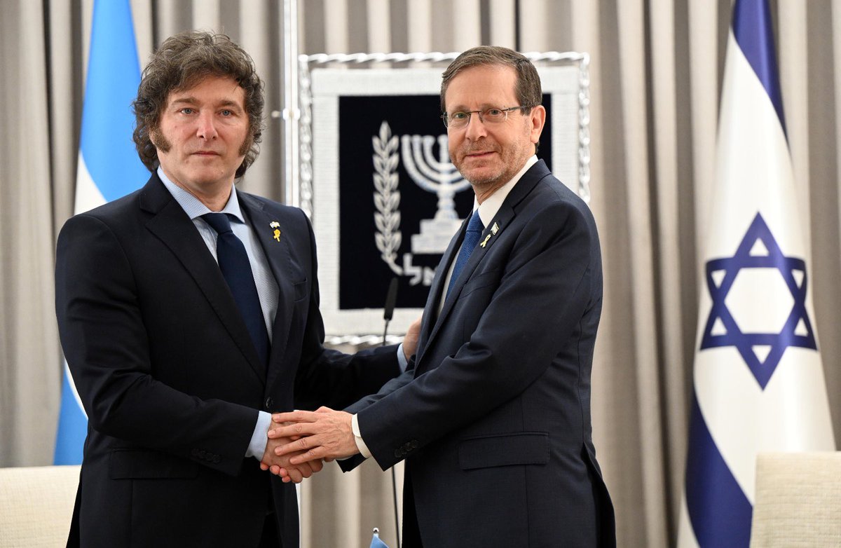 Isaac_Herzog's tweet photo. Sr. Presidente de la República Argentina @JMilei, querido amigo, sea usted bienvenido a Jerusalén. Agradezco profundamente su firme posición respecto al regreso inmediato de los secuestrados y celebro su intención de declarar a Hamás como organización terrorista y trasladar la embajada argentina a Jerusalén, nuestra capital eterna.

La importante decisión de efectuar su primera visita oficial de Estado como presidente precisamente a Israel, en este momento difícil y desafiante, indica por sobre todas las cosas, que usted es un gran líder y un verdadero amigo del Estado de Israel y del pueblo judío.

El cruel y bárbaro ataque de la organización terrorista Hamás impactó, entre otros, a ciudadanos argentinos, algunos de los cuales, aún se encuentran rehenes de Hamás y cautivos en Gaza. Compartimos una profunda preocupación por las vidas de nuestros seres queridos y estamos comprometidos en hacer todo lo posible para lograr su regreso seguro a sus hogares. Recuperarlos se trata de un valor humano supremo, con el que debería comprometerse toda la comunidad internacional.

La profunda amistad y asociación estratégica entre Argentina e Israel es conocida por todos y se mantiene firme desde hace largos años. Esto lo vemos en la fructífera cooperación en muchos campos, así como en el apoyo mutuo en tiempos de alegría y en tiempos de dificultad y crisis. Juntos continuaremos trabajando por un futuro mejor, de paz y de prosperidad, para nuestras naciones y para el mundo entero.