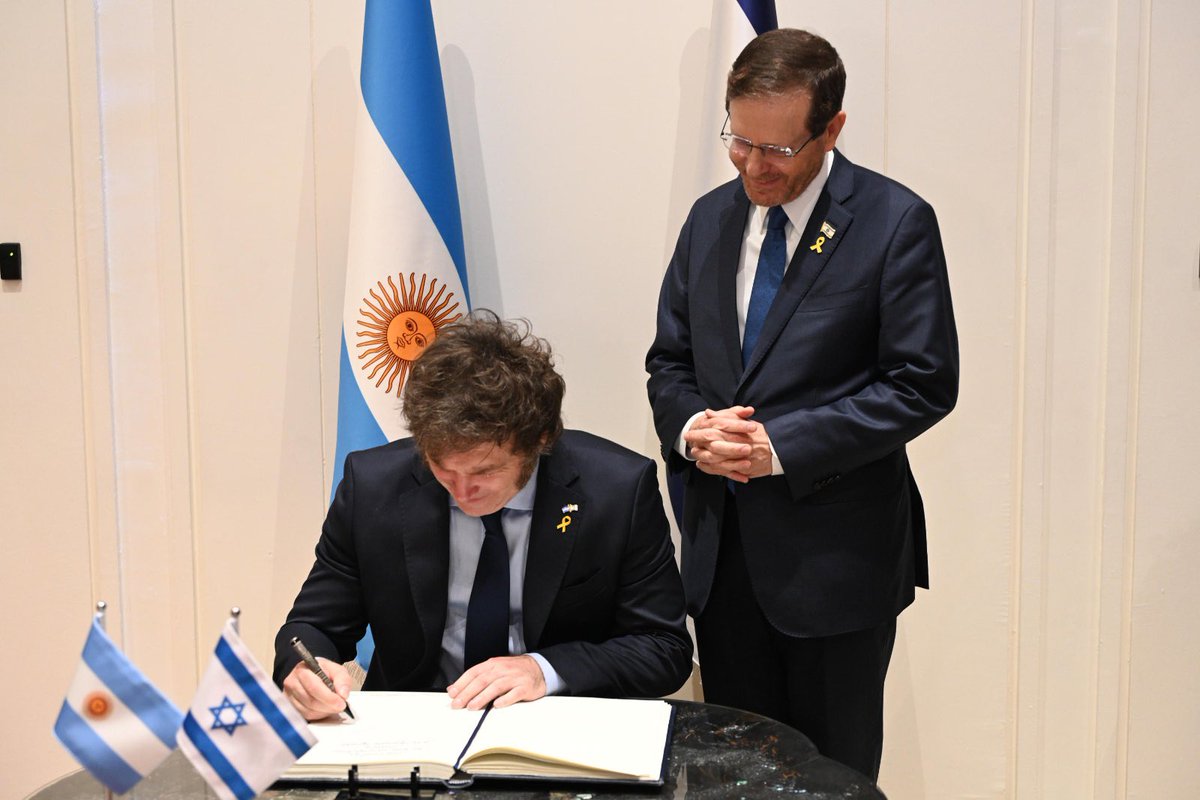 Isaac_Herzog's tweet photo. Sr. Presidente de la República Argentina @JMilei, querido amigo, sea usted bienvenido a Jerusalén. Agradezco profundamente su firme posición respecto al regreso inmediato de los secuestrados y celebro su intención de declarar a Hamás como organización terrorista y trasladar la embajada argentina a Jerusalén, nuestra capital eterna.

La importante decisión de efectuar su primera visita oficial de Estado como presidente precisamente a Israel, en este momento difícil y desafiante, indica por sobre todas las cosas, que usted es un gran líder y un verdadero amigo del Estado de Israel y del pueblo judío.

El cruel y bárbaro ataque de la organización terrorista Hamás impactó, entre otros, a ciudadanos argentinos, algunos de los cuales, aún se encuentran rehenes de Hamás y cautivos en Gaza. Compartimos una profunda preocupación por las vidas de nuestros seres queridos y estamos comprometidos en hacer todo lo posible para lograr su regreso seguro a sus hogares. Recuperarlos se trata de un valor humano supremo, con el que debería comprometerse toda la comunidad internacional.

La profunda amistad y asociación estratégica entre Argentina e Israel es conocida por todos y se mantiene firme desde hace largos años. Esto lo vemos en la fructífera cooperación en muchos campos, así como en el apoyo mutuo en tiempos de alegría y en tiempos de dificultad y crisis. Juntos continuaremos trabajando por un futuro mejor, de paz y de prosperidad, para nuestras naciones y para el mundo entero.