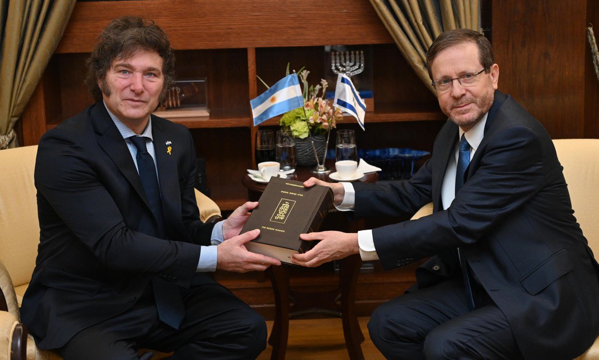 Isaac_Herzog's tweet photo. Sr. Presidente de la República Argentina @JMilei, querido amigo, sea usted bienvenido a Jerusalén. Agradezco profundamente su firme posición respecto al regreso inmediato de los secuestrados y celebro su intención de declarar a Hamás como organización terrorista y trasladar la embajada argentina a Jerusalén, nuestra capital eterna.

La importante decisión de efectuar su primera visita oficial de Estado como presidente precisamente a Israel, en este momento difícil y desafiante, indica por sobre todas las cosas, que usted es un gran líder y un verdadero amigo del Estado de Israel y del pueblo judío.

El cruel y bárbaro ataque de la organización terrorista Hamás impactó, entre otros, a ciudadanos argentinos, algunos de los cuales, aún se encuentran rehenes de Hamás y cautivos en Gaza. Compartimos una profunda preocupación por las vidas de nuestros seres queridos y estamos comprometidos en hacer todo lo posible para lograr su regreso seguro a sus hogares. Recuperarlos se trata de un valor humano supremo, con el que debería comprometerse toda la comunidad internacional.

La profunda amistad y asociación estratégica entre Argentina e Israel es conocida por todos y se mantiene firme desde hace largos años. Esto lo vemos en la fructífera cooperación en muchos campos, así como en el apoyo mutuo en tiempos de alegría y en tiempos de dificultad y crisis. Juntos continuaremos trabajando por un futuro mejor, de paz y de prosperidad, para nuestras naciones y para el mundo entero.