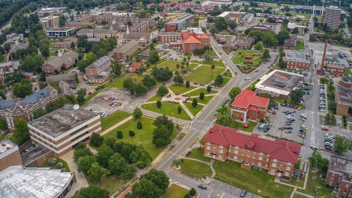 #SouthCarolinaStateUniversity and #ClaflinUniversity are under #Lockdown following an incident where a suspect wearing a ski mask and all black attire allegedly opened fire on campus.

#SouthCarolinaUniversity #ClafinUniversityAttack
#FireOnCampus #Firing #CampusFiring