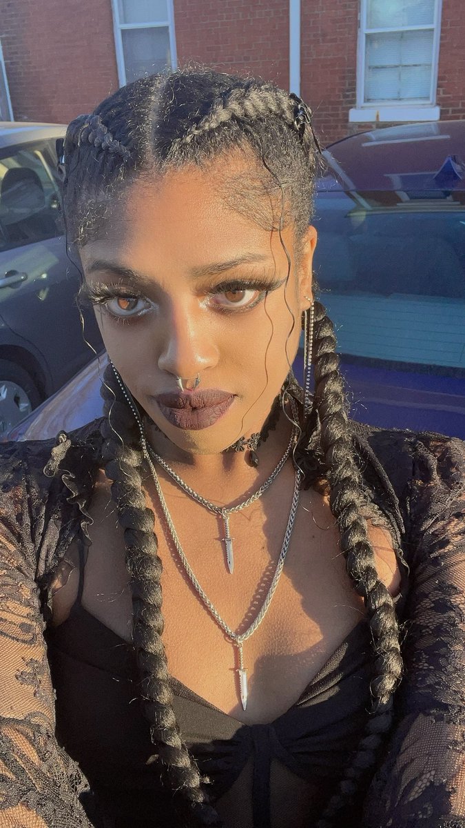 softdollcore's tweet image. no matter how bad life gets imma look good 💯
#goth #gothic #gothgirl