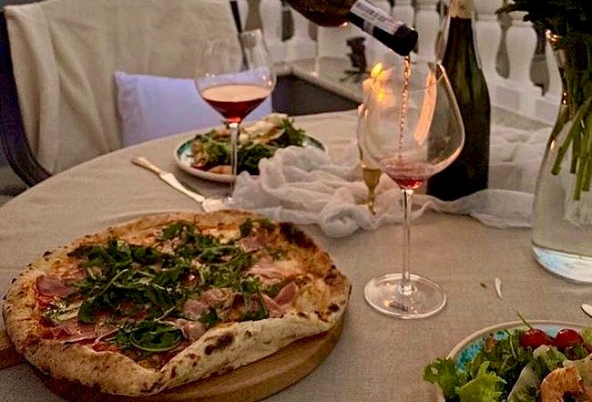 malusokay's tweet photo. cosy pizza nights 🍕 https://t.co/16ac7Z33Zr