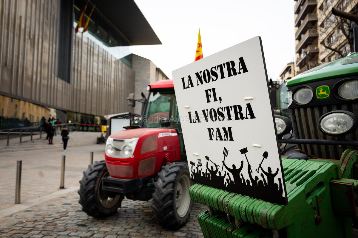 clauuso's tweet photo. 📍Generalitat, Girona

©️Clàudia Ayuso Ramírez

#NoFarmersNoFood #NoFarmersNoFuture #FarmerProtests2024 #FarmersProtest https://t.co/6M2UpAQx7d
