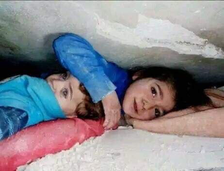 هكذا يخرجون أطفالنا من تحت الركام في سوريا