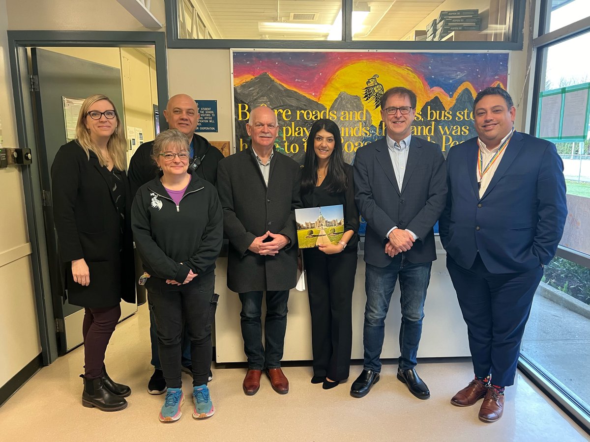 Staff at Surrey's Mary Jane Shannon Elementary welcomed MLA <a href="/garrybeggBC/">Garry Begg</a> and Minister of Health <a href="/adriandix/">Adrian Dix</a> today to learn about the diverse school and its programs, including the breakfast program, which supports about 50 children each day.

#sd36learn #SurreyBC #feedingfutures