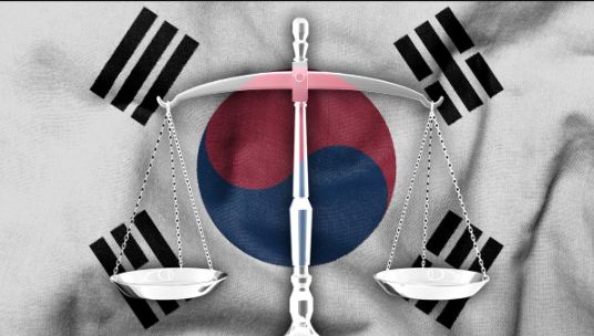 Criptoinforme's tweet photo. 🌐Tres ejecutivos de Haru Invest arrestados en Corea del Sur por el supuesto robo de 826M$ en criptomonedas de 16,000 usuarios. La plataforma prometía rendimientos de hasta el 12%.
#InfoCripto https://t.co/0WbIAmUcsY