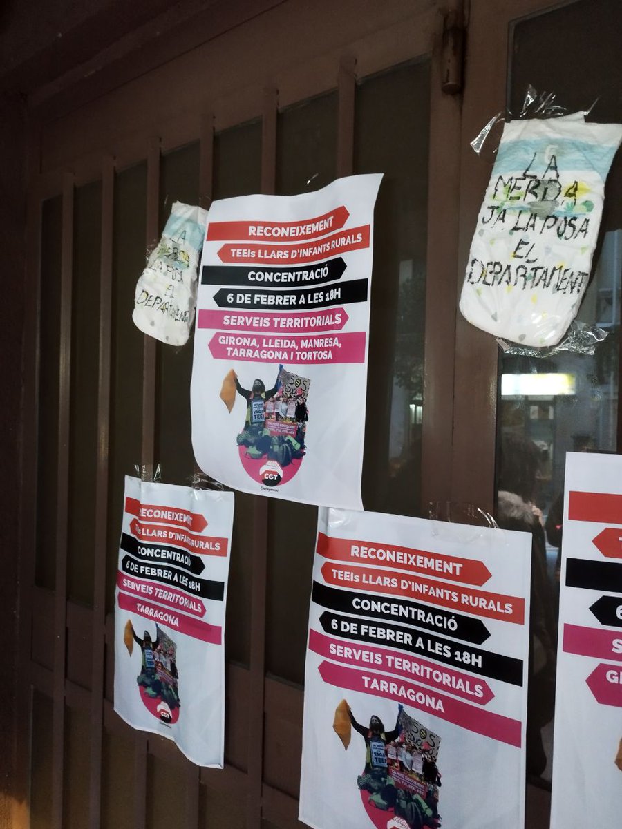 ✊🏾❤️🖤 Avui concentració pel reconeixement de les tècniques d'educació infantil a les escoles rurals a Tarragona.
👉🏽 Moltes han anat al carrer sense reconeixement de l'experiència i les actuals fan funcions d'educadora (com tutories) mentre són contractades com a TEEIs.