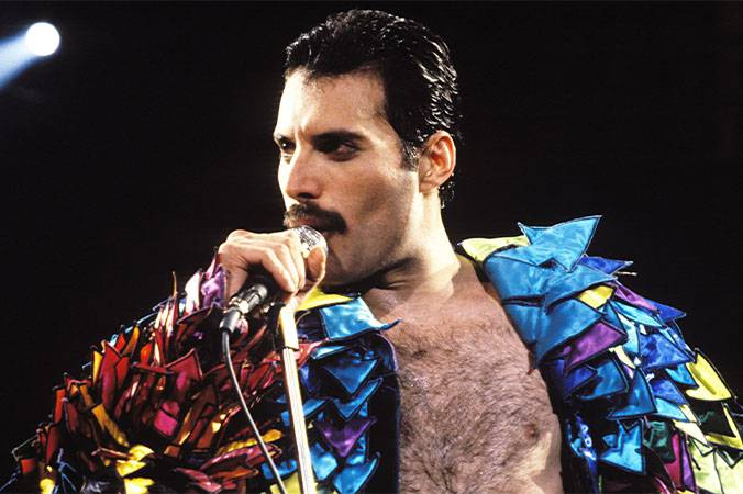 poptime's tweet photo. Freddie Mercury "disfarçou" a princesa Diana de um homem para ela poder ir em um bar LGBTQ+ no fim da década de 80, segundo relatos de Cleo Rocos. https://t.co/NtqVxHuBea