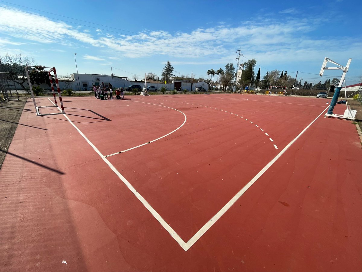 JuanParejoFdez's tweet photo. Continuamos recorriendo instalaciones deportivas.Hoy visitamos la pedanía pacense de Balboa junto a Pedro, nuestro Alcalde. Desde esta semana tienen operativa nueva pista de pádel para vecinos #Cohesiona Tomamos nota de necesidades deportivas del municipio.Badajoz es deporte ⚽️🏀 https://t.co/SmRa40L7W4
