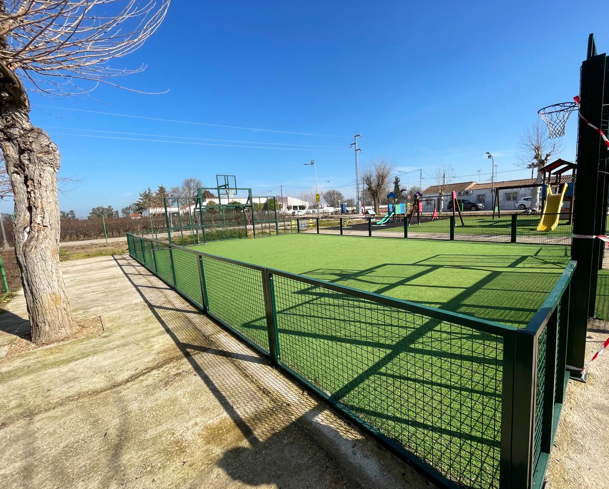 JuanParejoFdez's tweet photo. Continuamos recorriendo instalaciones deportivas.Hoy visitamos la pedanía pacense de Balboa junto a Pedro, nuestro Alcalde. Desde esta semana tienen operativa nueva pista de pádel para vecinos #Cohesiona Tomamos nota de necesidades deportivas del municipio.Badajoz es deporte ⚽️🏀 https://t.co/SmRa40L7W4