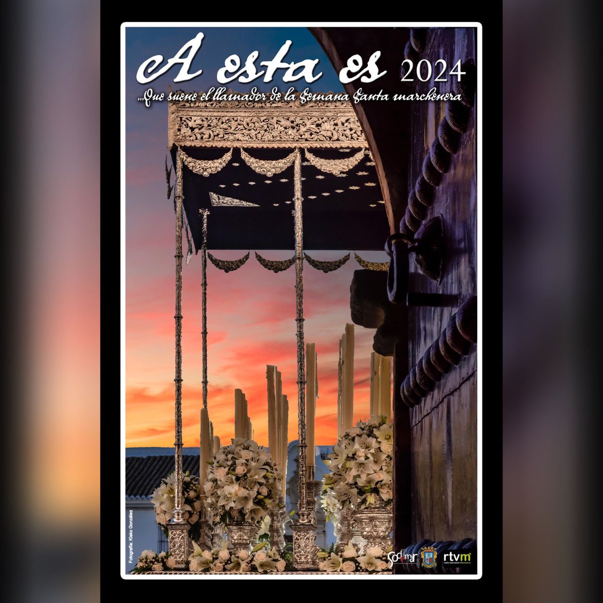 Cartel de Semana Santa del programa cofrade de RTV Marchena, A esta es. Un fotografía de Kisko González de paso de Nuestra Señora y Madre de la Soledad pasando por la Iglesia Matriz de Marchena, San Juan Bautista.
#SemanaSanta #Marchena