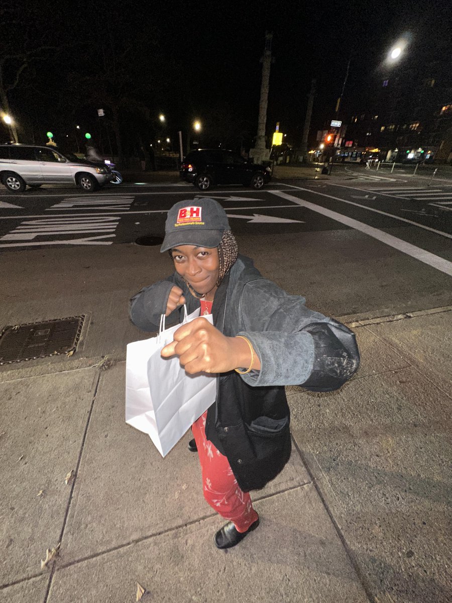 Adesolasayshey's tweet photo. I wrote and directed 'Ola Ola' a sweet short film and yesterday it screened at my favorite theater in Brooklyn at @NoBudge Live 

You can watch the film and fun bonus features here on the internet 🧑🏾‍🚀❤️📼 

https://t.co/Yunln2bVnQ https://t.co/NRKX7RllHW