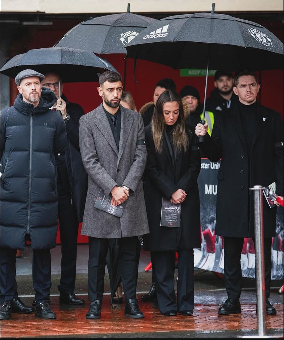 UnitedCover_'s tweet photo. On this day 66 years ago, we lost important figures in our club's history. Today, we honor them, never forgetting their impact. Present at the memorial were key figures from both Manchester United teams, along with Sir Alex Ferguson and Sir Jim Ratcliffe.
#manchesterunited #mufc https://t.co/QFgM7qnYGI