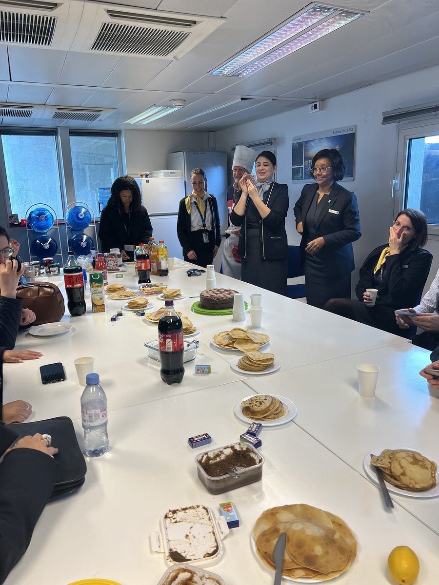 Pancake day today after two early departures with freshly baked pancakes under the supervision of Chef Fabienne and her assistants Carema, Danie, Serena, Faiza and Jerome ! Thank you team for all you do every day 👏❤️Merci ! @ArvindGarcha @AndreaNPunited @DJKinzelman