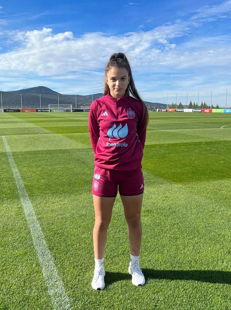 FedExFutbol's tweet photo. ⚽🇪🇸 | #SelecciónEspañola |

La extremeña SARA PÉREZ (@cfvillanovense) repite convocatoria  con la @SEFutbolFem, esta vez en categoría Sub-16.

⚽Realizará entrenamientos del 12 al 14 de febrero en tierras segovianas.

👍¡Enhorabuena paisana!

#Extremadura💚🤍🖤
#JugamosEnEquipo https://t.co/lxYAKUGIXb